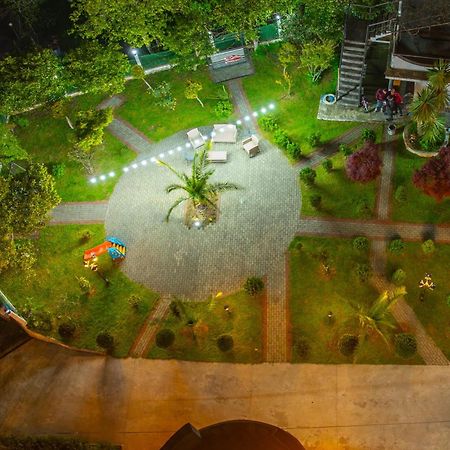 Green Yard Hotel Батуми Экстерьер фото